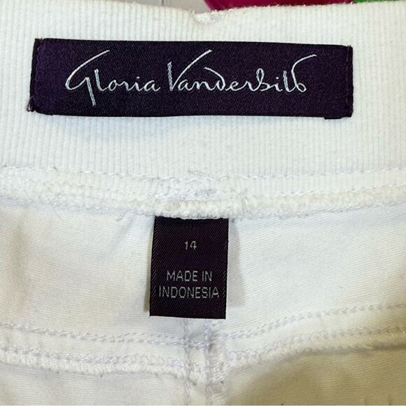 Gloria Vanderbilt White Bermudas, Size 14. Minor stains, should wash out. - Picture 5 of 7
